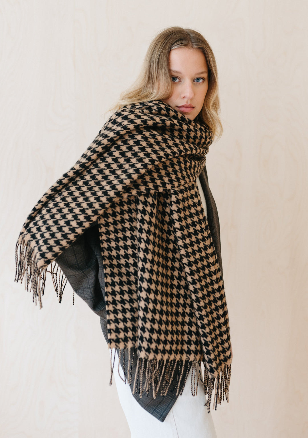 Lambswool Blanket Scarf in Camel Houndstooth