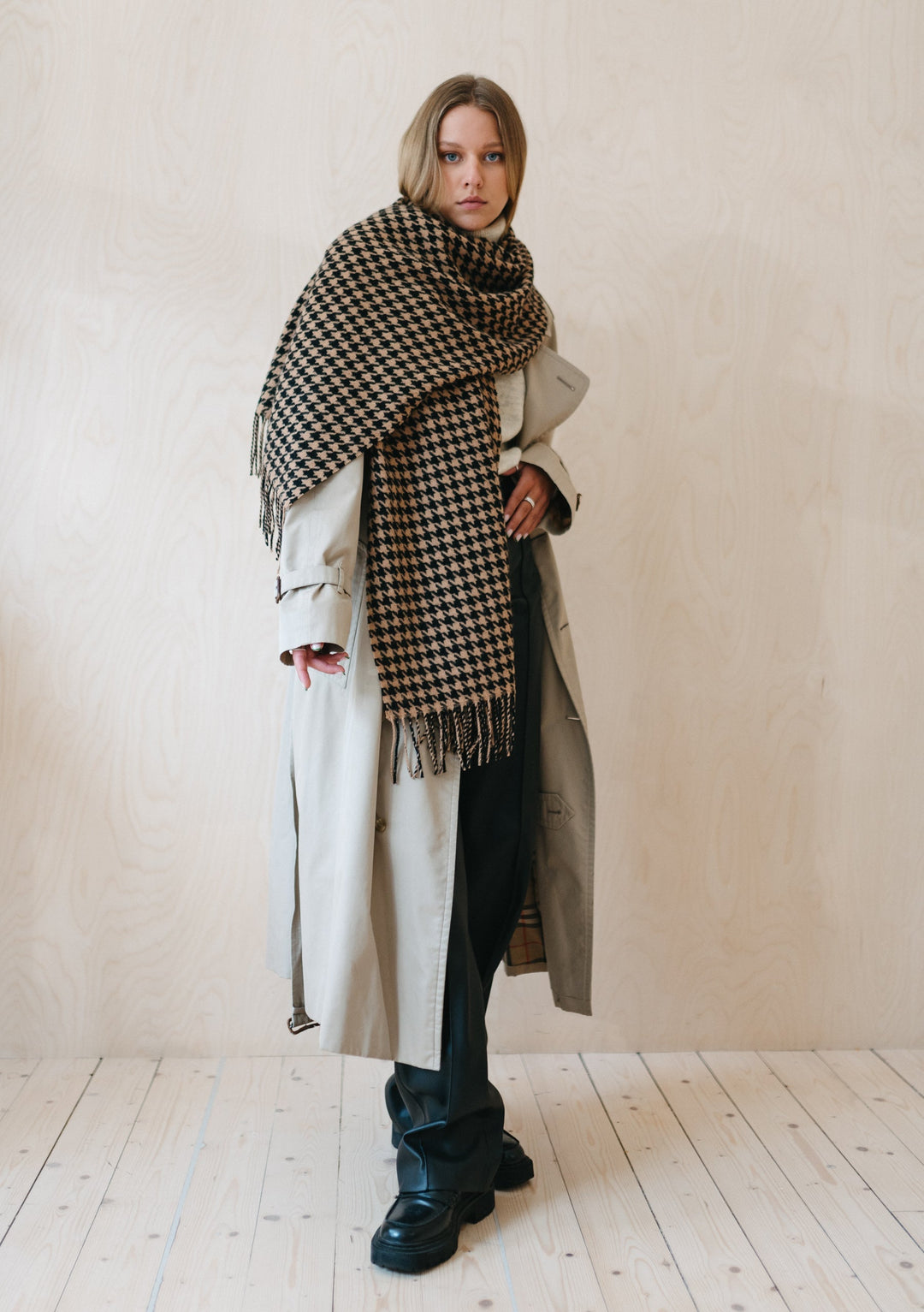 Lambswool Oversized Scarf in Camel Houndstooth