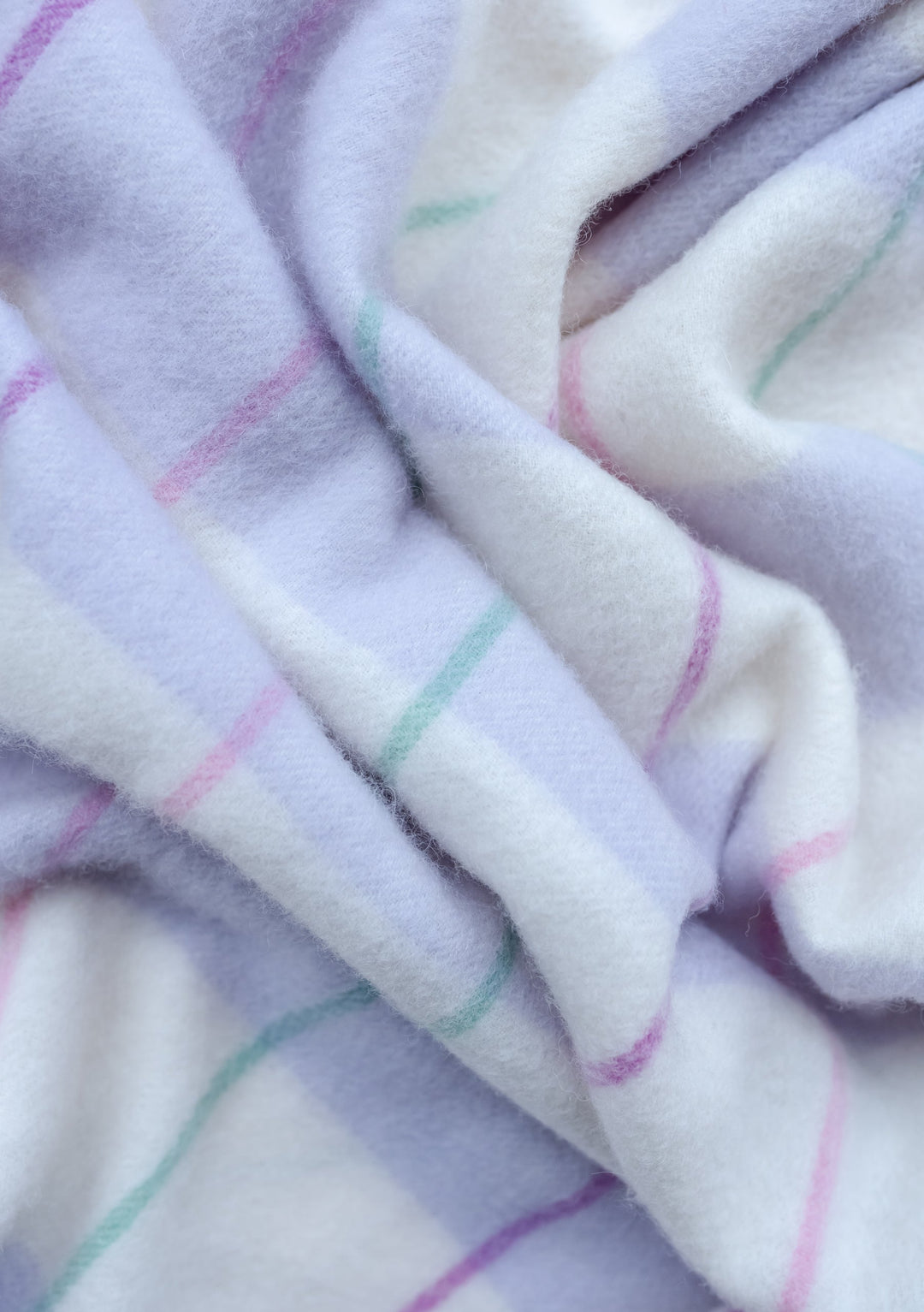 Babydecke aus Lammwolle mit fliederfarbenen Streifen