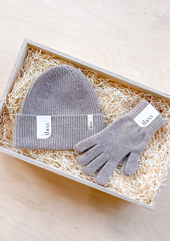Ready-Made Hat & Gloves Gift Box in Oatmeal