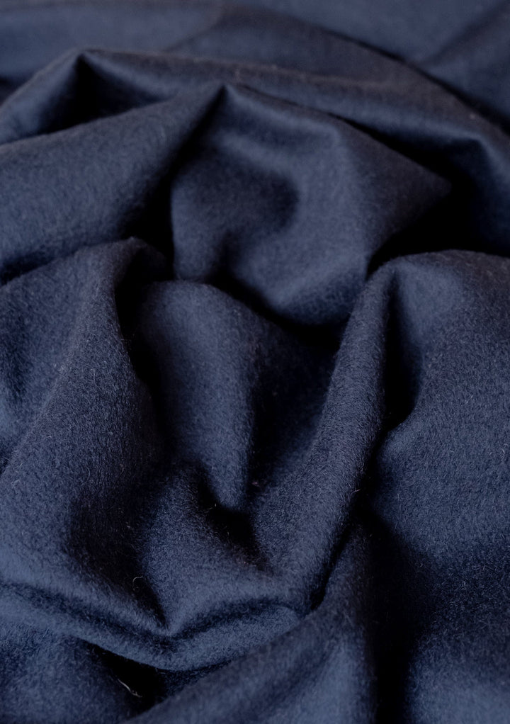 Petite couverture en laine d'agneau en bleu marine