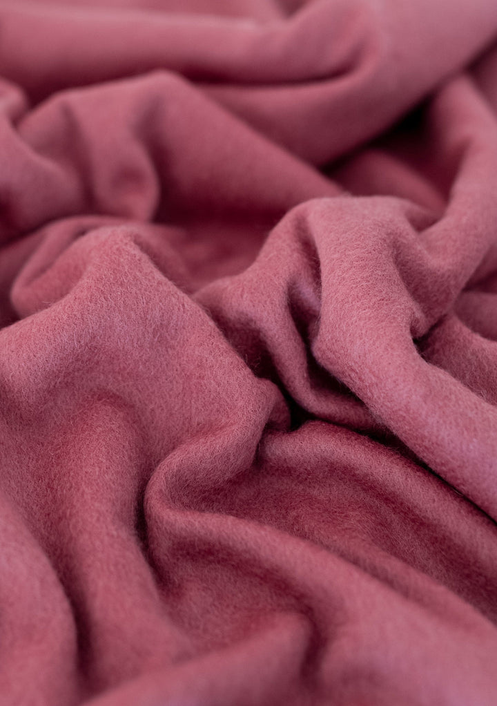 Petite couverture en laine d'agneau en rose