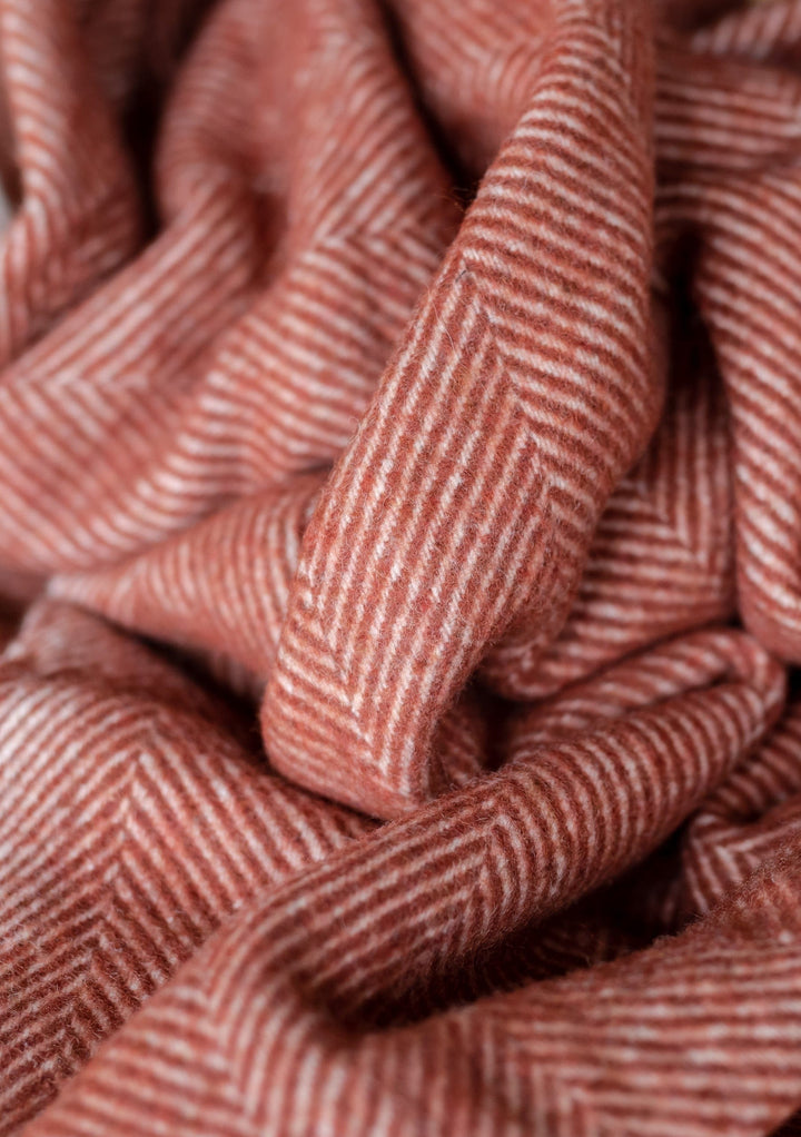 Decke aus recycelter Wolle mit rostfarbenem Fischgrätenmuster