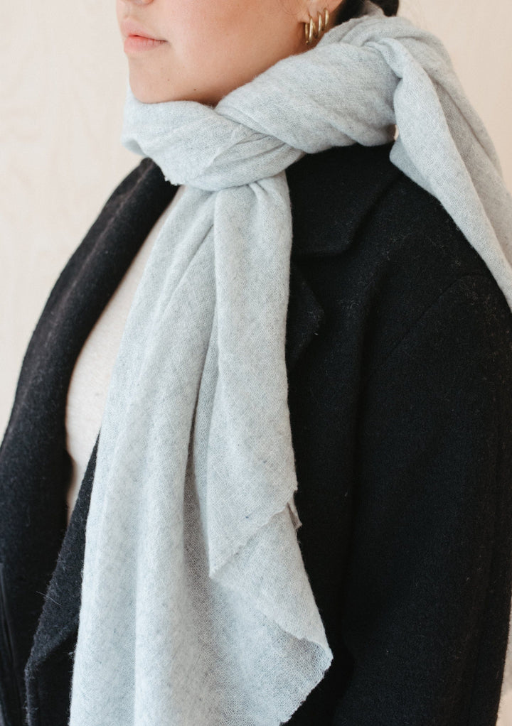 Schal aus gebürstetem Kaschmir in Grau-Melange