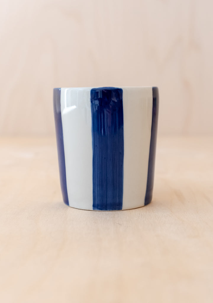 Tasse mit Streifen in Marineblau