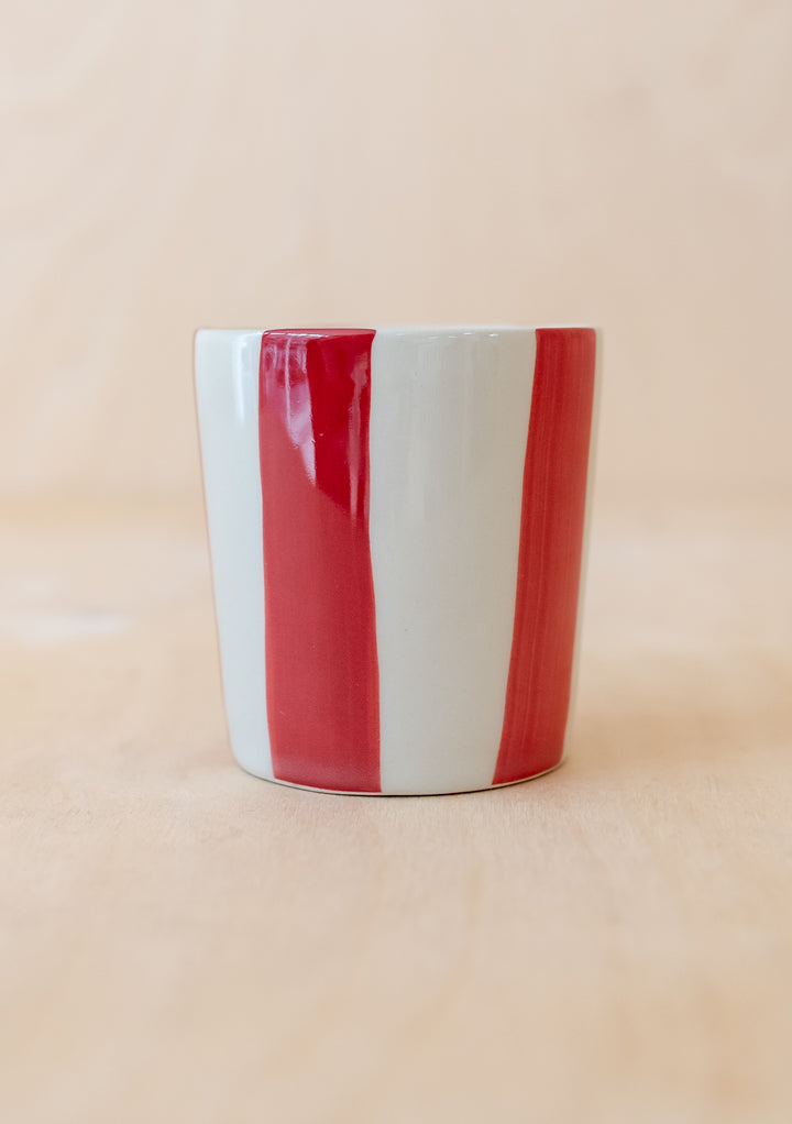 Tasse à rayures rouges