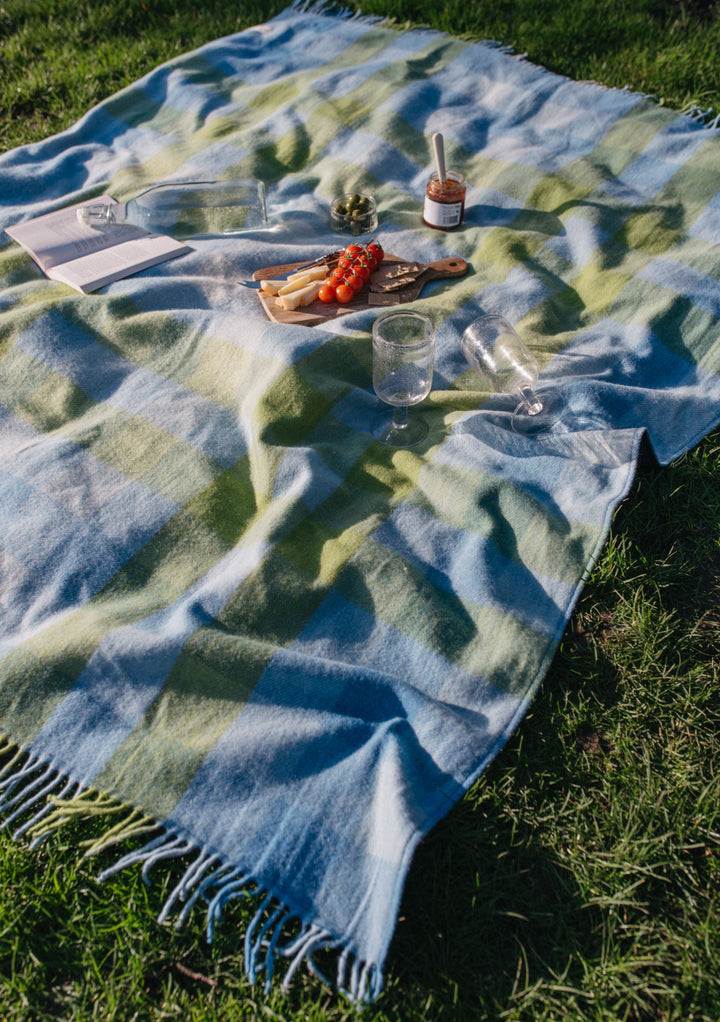 Picknickdecke aus recycelter Wolle mit blauem Gingham-Farbverlauf