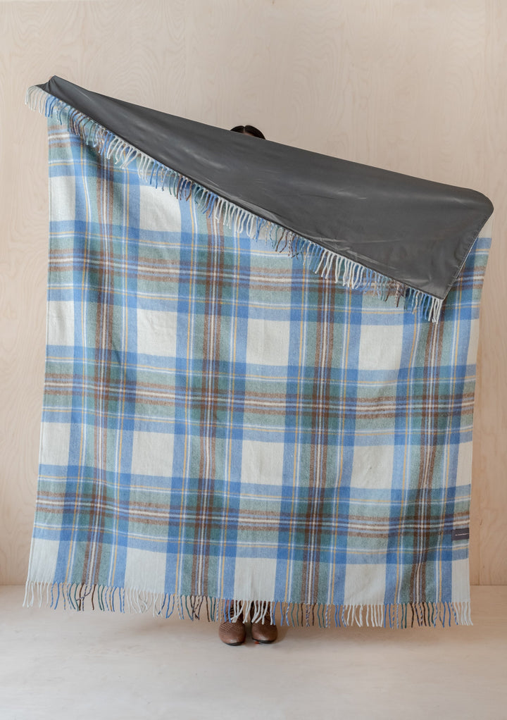 Picknickdecke aus recycelter Wolle im gedämpften blauen Stewart-Schottenmuster 