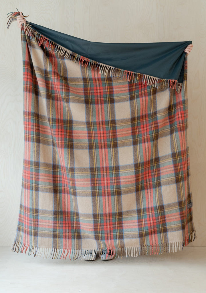Couverture de pique-nique en laine recyclée en robe Stewart Tartan antique 