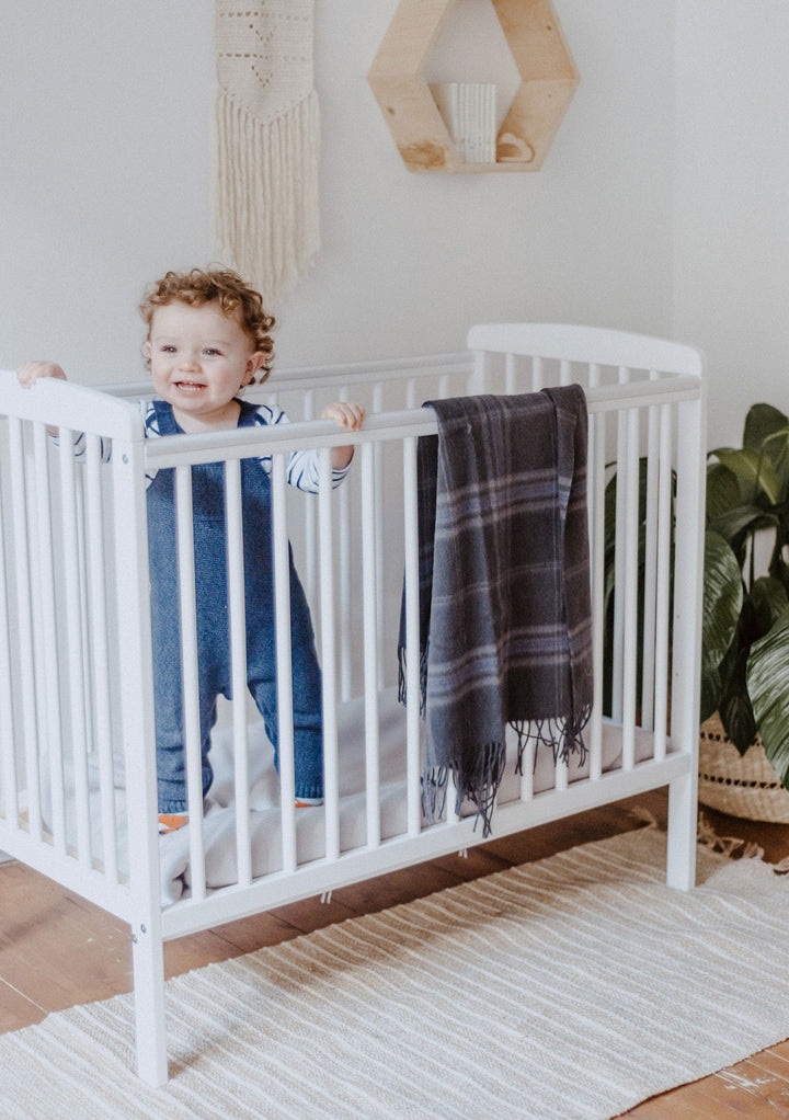 Babydecke aus Lammwolle in Persevere Flint Grey Tartan