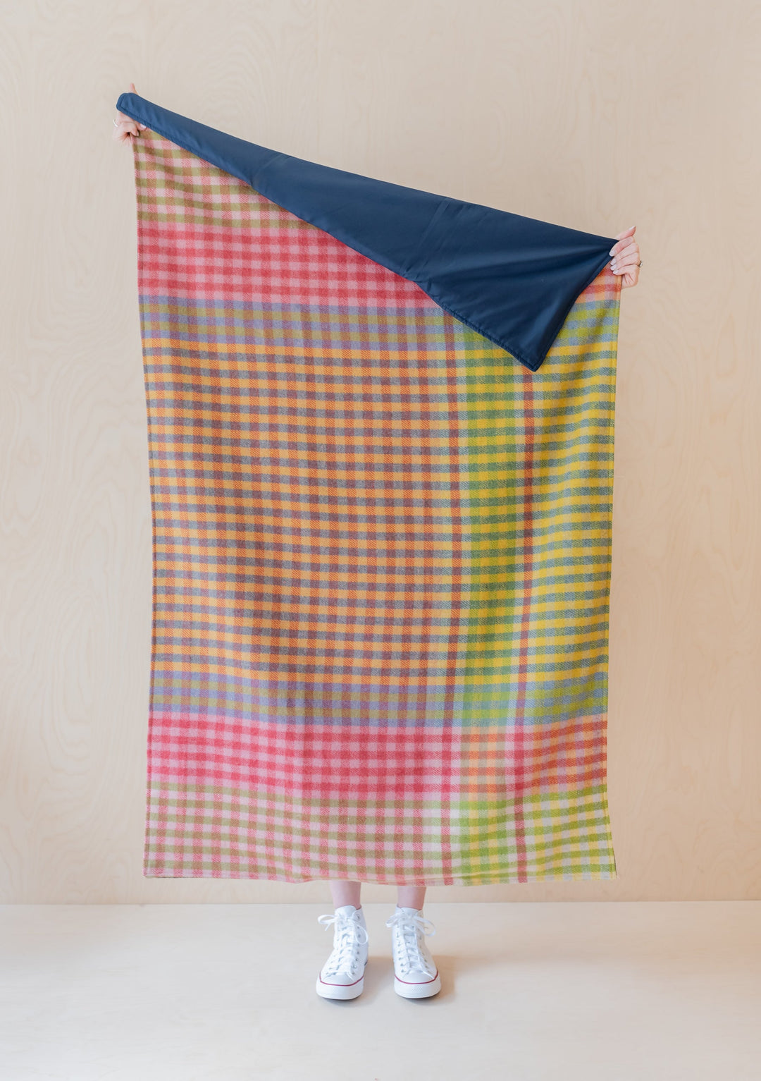 Kleine Picknickdecke aus recycelter Wolle in Lime Block Micro Gingham