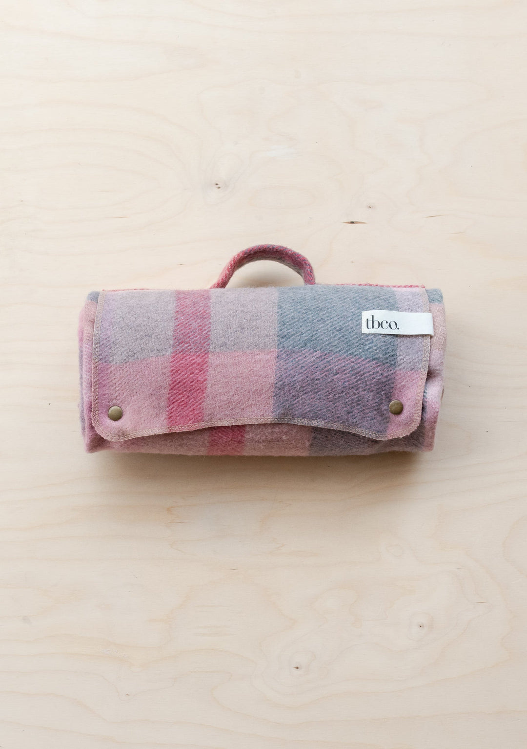 Kleine Picknickdecke aus recycelter Wolle in rosa Patchwork-Karomuster