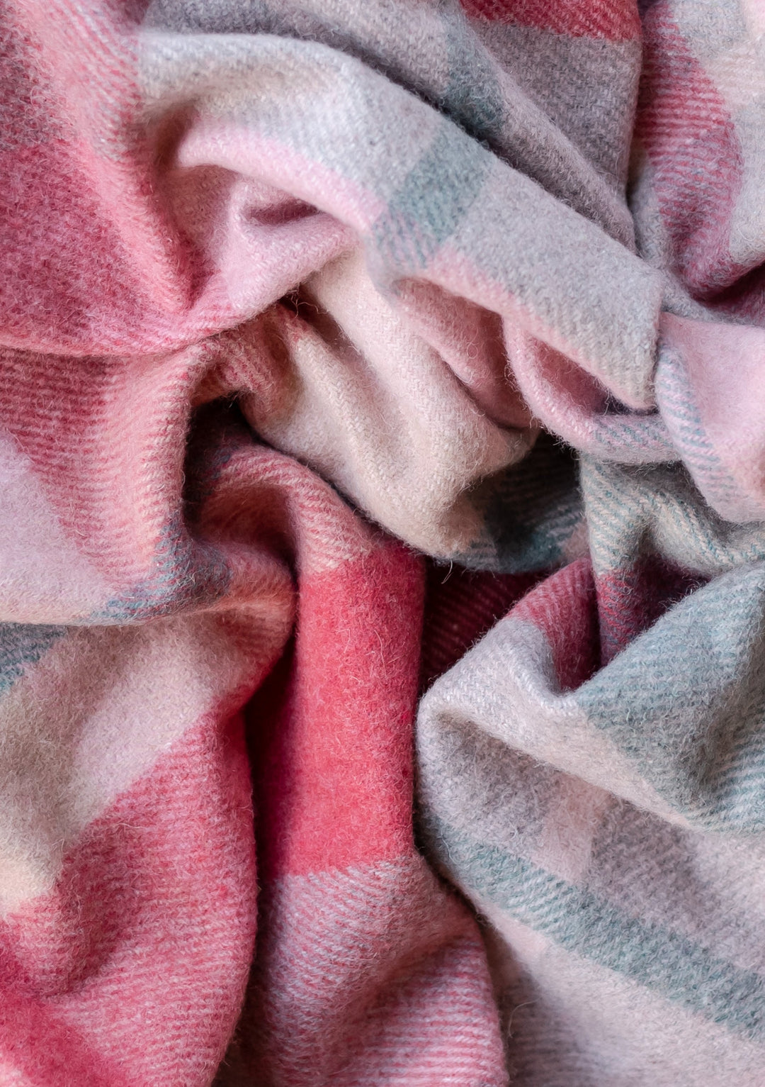 Petite couverture de pique-nique en laine recyclée à carreaux patchwork roses