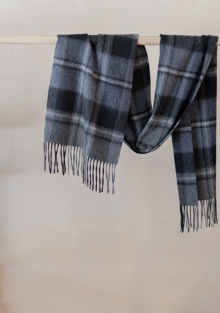 Écharpe en laine d'agneau en tartan gris Macrae