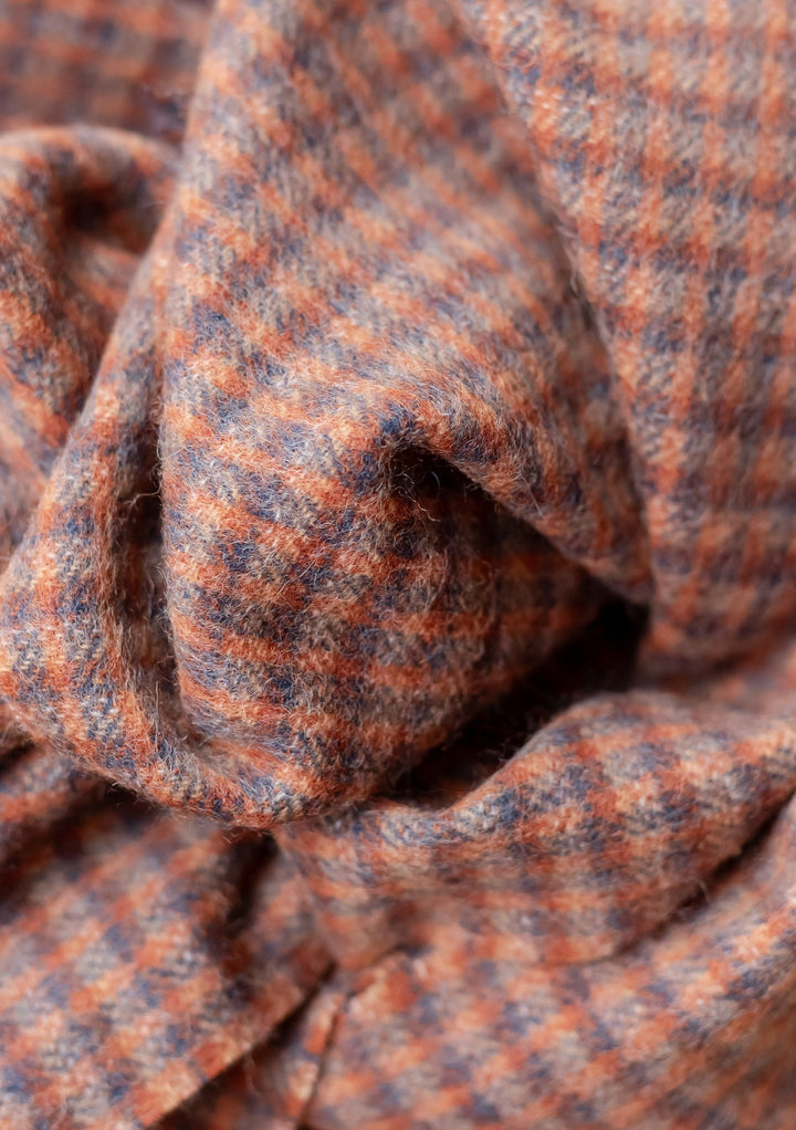 Schal aus Lammwolle mit kaffeefarbenem, strukturiertem Karomuster