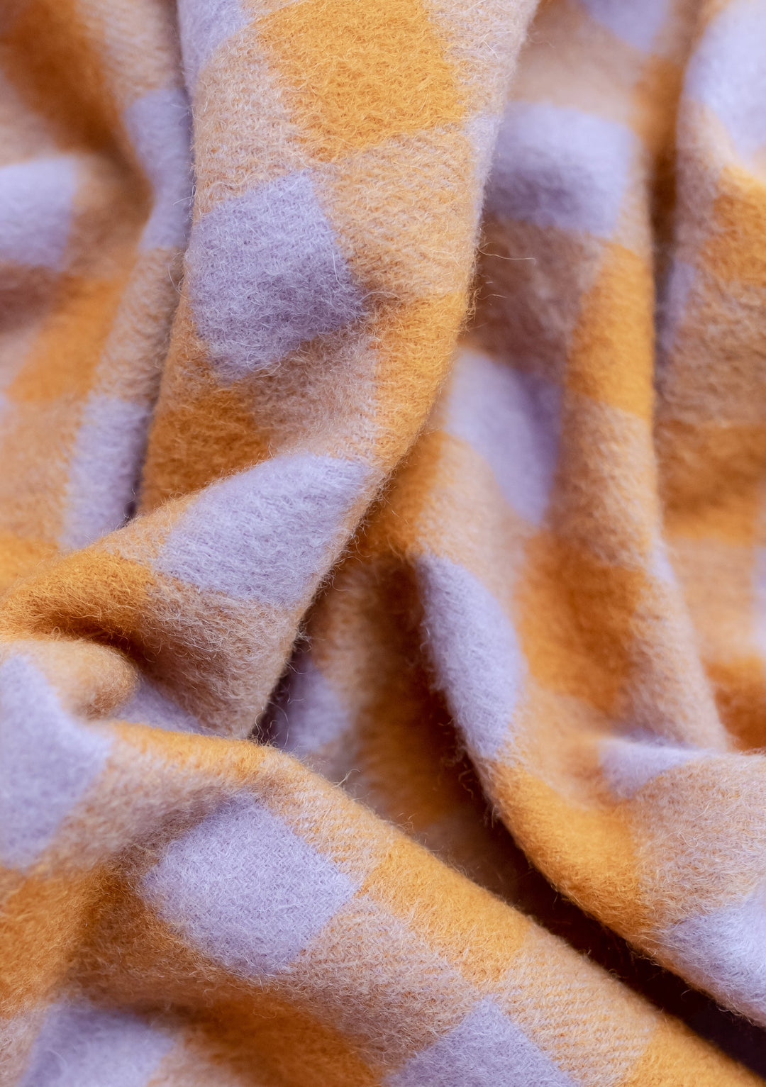 Übergroßer Schal aus Lammwolle mit bernsteinfarbenem Gingham-Muster