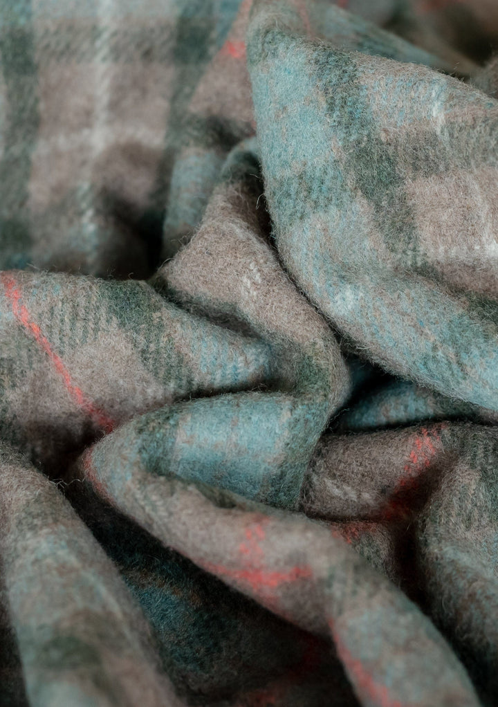 Couverture en laine recyclée en tartan patiné Fraser Hunting